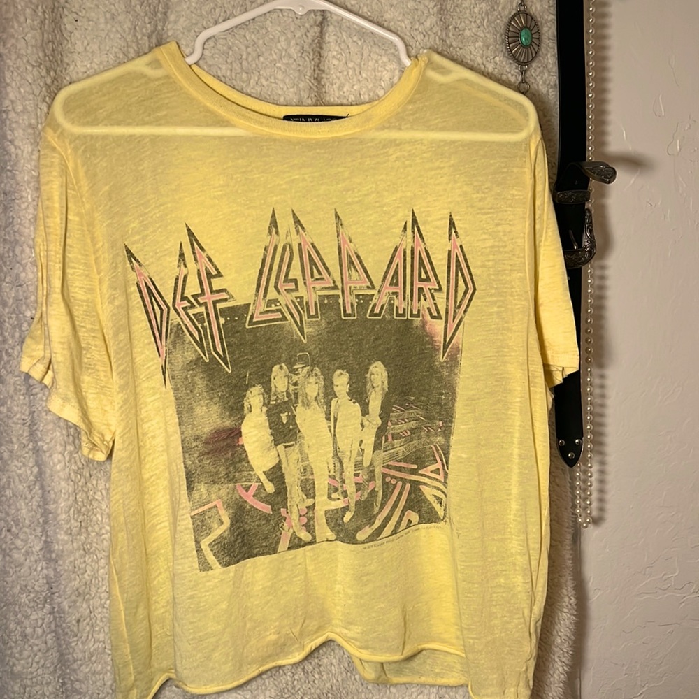 Yellow def leppard graphic tea